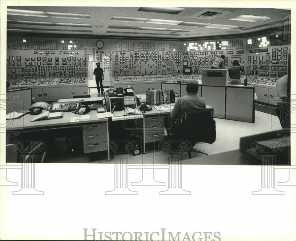 1983 Press Photo Point Beach Nuclear Plant control room located on turbine floor - Historic Images