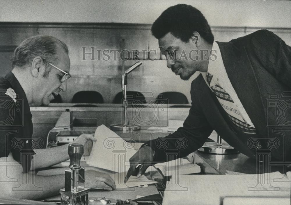 1976 Press Photo Assistant District Attorney Clarence Sherrod in court Milwaukee - Historic Images