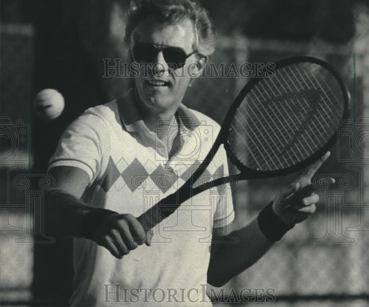 1985 Press Photo Steve Roenneburg prepared to hit a backhand return shot - Historic Images
