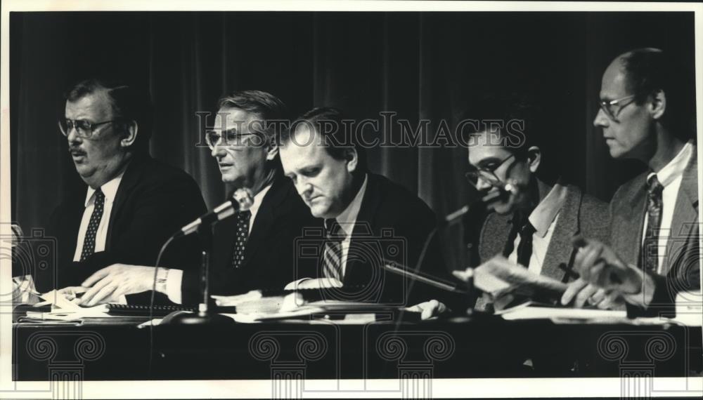 1991 Press Photo Don Roensch &amp; others at water system forum in Mequon - Historic Images