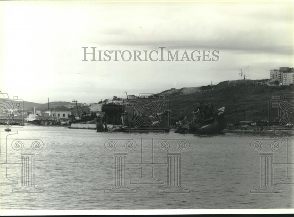 1993 Press Photo Half-sunken ships in river leading to port of Mursansk, Russia. - Historic Images