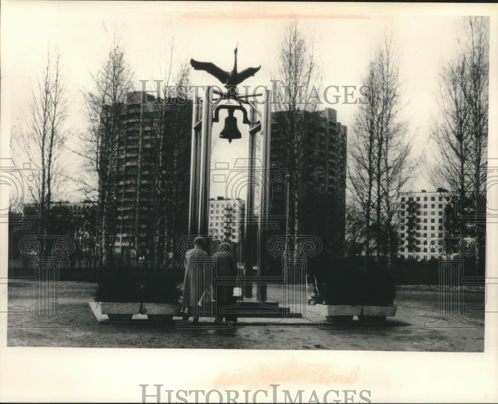 1989 Press Photo Peace Park in Leningrad with high rise buildings in the back. - Historic Images