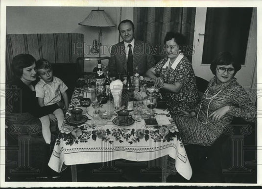1978 Press Photo Family sits at dinner table, Poland - mjb91105 - Historic Images