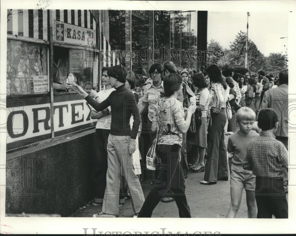 1978 Press Photo People of Poland standing in line for ice cream - mjb91107 - Historic Images