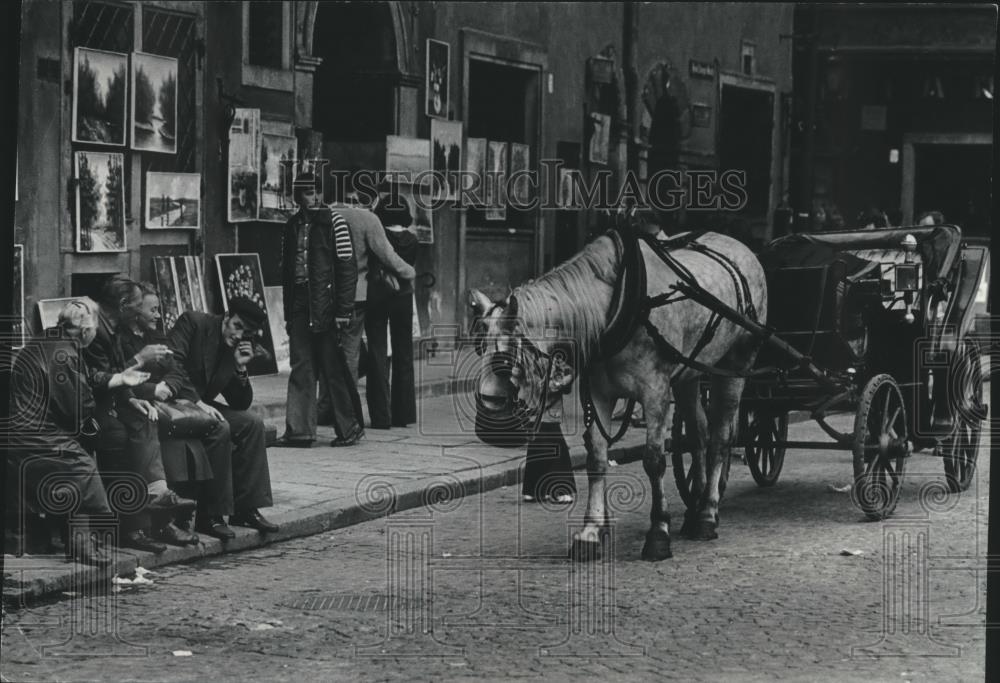 1978 Press Photo Warsaw&#39;s Old Town horse and carriage wait for tourists Poland - Historic Images