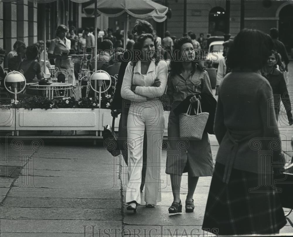 1978 Press Photo Two women leave an outdoor cafe, Poland - mjb91116 - Historic Images