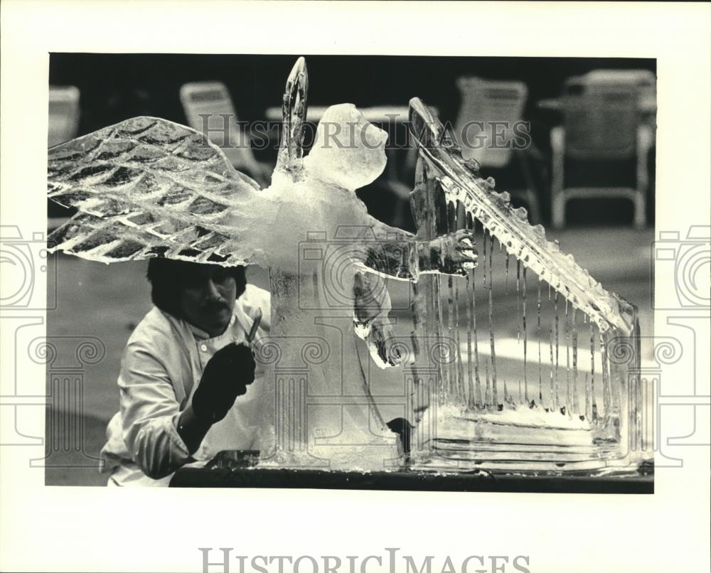 1987 Press Photo Lupe Rodriguez Puts Finishing Touches on Christmas Angel - Historic Images