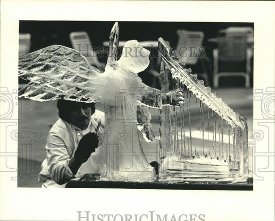 1987 Press Photo Lupe Rodriguez Puts Finishing Touches on Christmas Angel - Historic Images