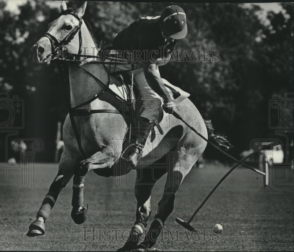 1978 Press Photo Joe Barry of Milwaukee Retama about to strike ball Milwaukee - Historic Images