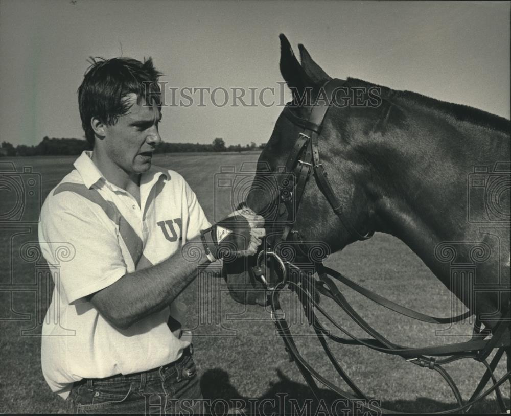 1987 Press Photo Tom Huber, Polo Player, tends to his horse, Milwaukee Wisconsin - Historic Images
