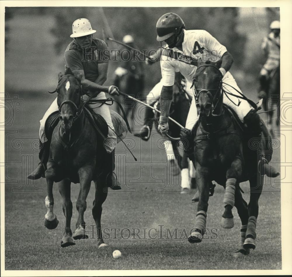 1987 Press Photo Polo players race to hit the ball, Olympia Village, Wisconsin - Historic Images