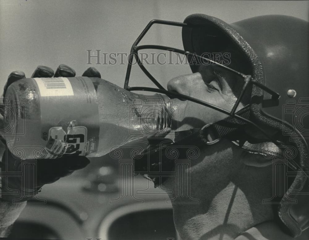 1984 Press Photo Olympia Club polo player drink from Gatorade bottle, Milwaukee - Historic Images