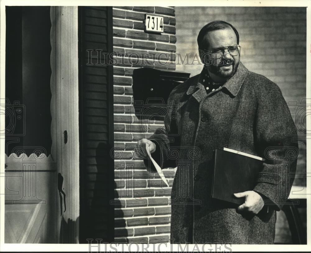 1992 Press Photo Ira Robins standing at the front door in Milwaukee. - mjb91202 - Historic Images