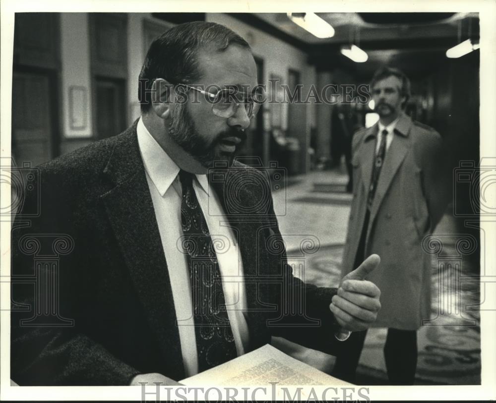 1991 Press Photo Ira Robins talking to reporters in Milwaukee City Hall. - Historic Images