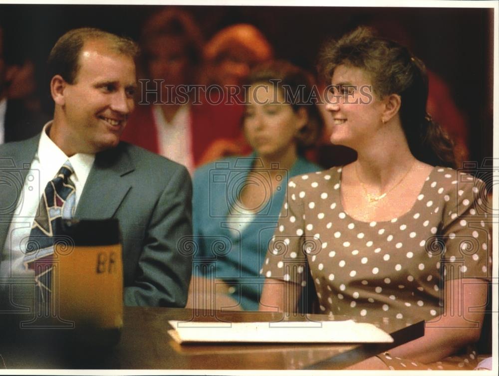 1993 Press Photo Leslie Robins and Colleen DeVries smiling in Dane County court. - Historic Images