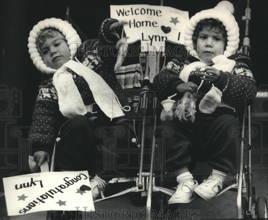 1988 Press Photo Twins Katelyn and Megan Duwell, 2, welcoming Lynn Roethke - Historic Images
