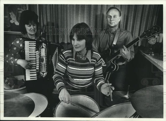 1977 Press Photo Lynn Roethke and parents in their band The Family Three. - Historic Images