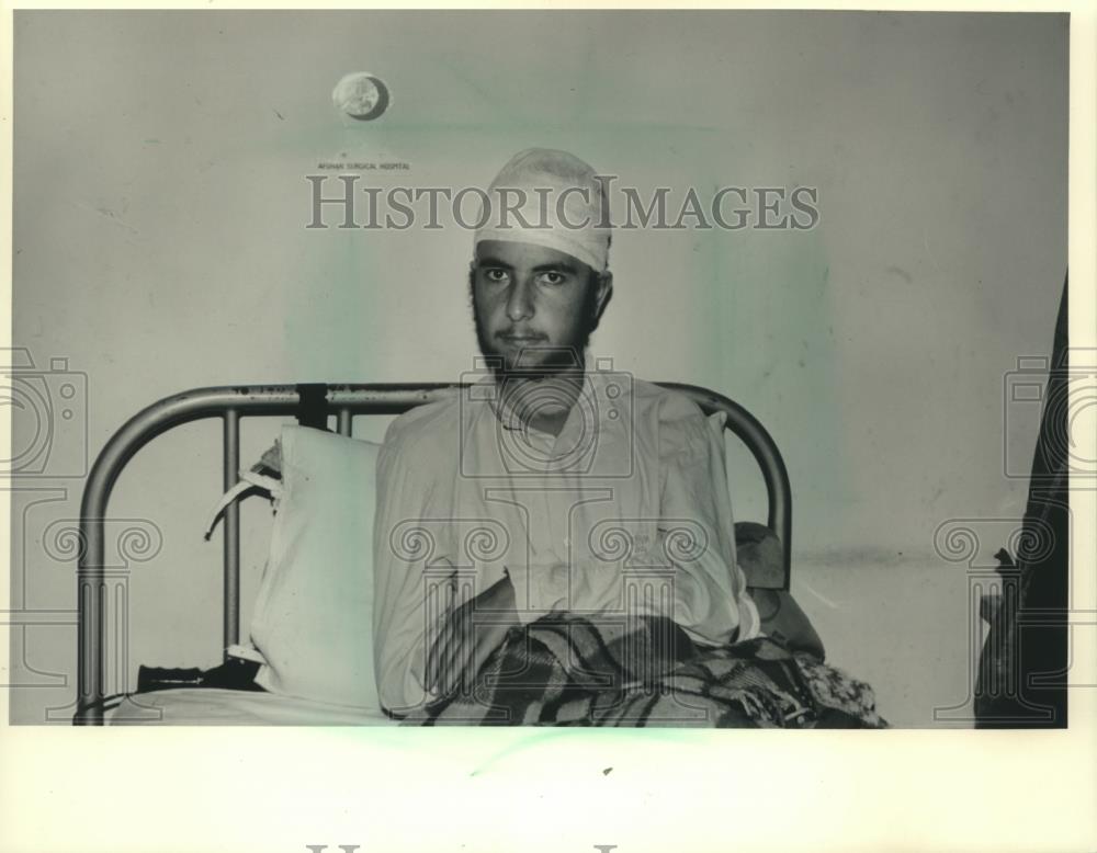 1987 Press Photo Abdul Khalin, freedom fighter sits in hospital bed, Afghanistan - Historic Images