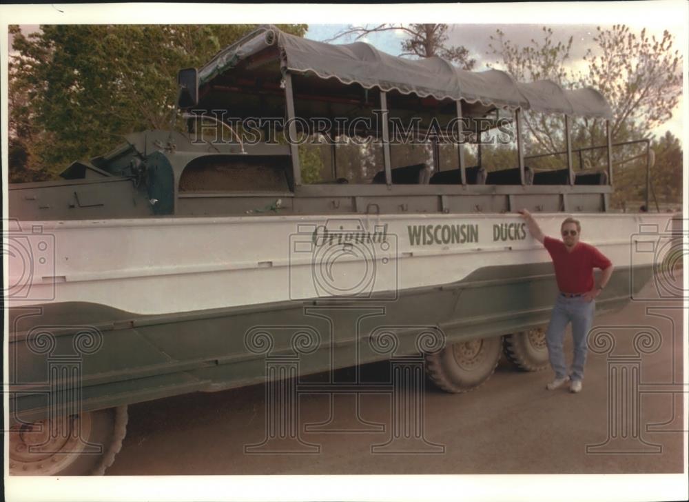 1994 Press Photo Mark Savage measures a Wisconsin Dells Duck Boat - mjb91247 - Historic Images