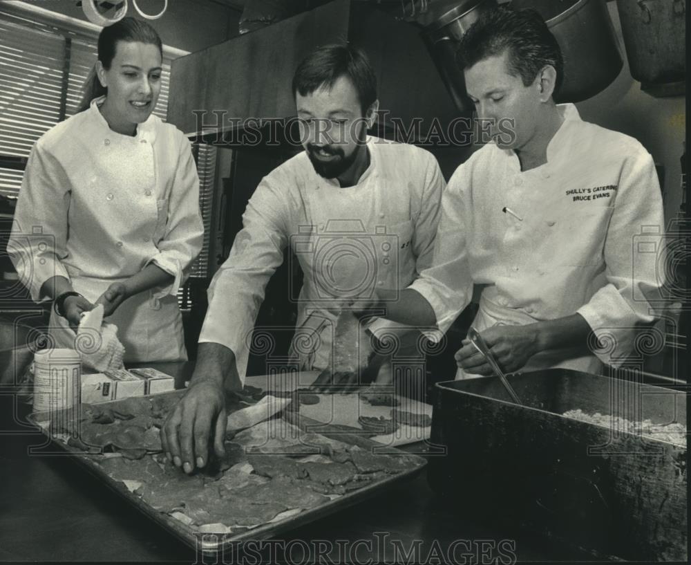 1991 Press Photo Shully's Catering prepares veal, Milwaukee - mjb91257 - Historic Images
