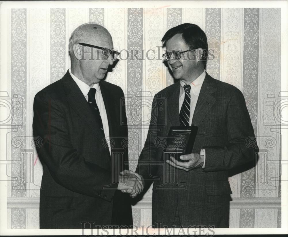 1977 Press Photo John C. Windsor Jr. and Newton Growth Fund president - Historic Images