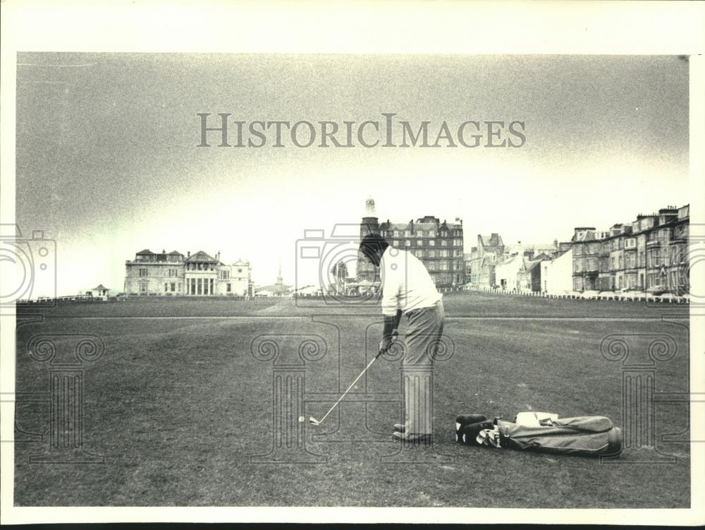1987 Press Photo Sentinel staff writer, Neil H. Shively, golfing in Scotland - Historic Images