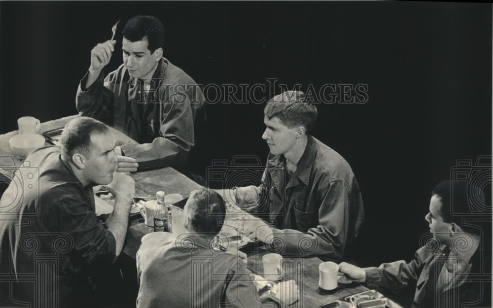 1987 Press Photo Soldiers Gathered Around Table In Neil Simon&#39;s &quot;Biloxi Blues&quot; - Historic Images