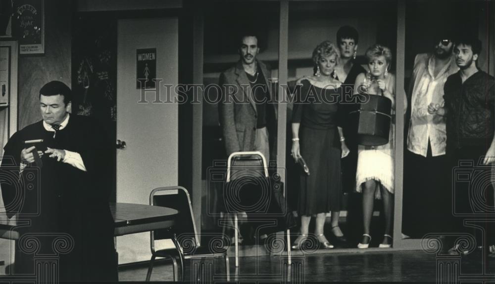 1987 Press Photo Frederick Lanzi and actors in Milwaukee play &quot;Who Killed Judy?&quot; - Historic Images