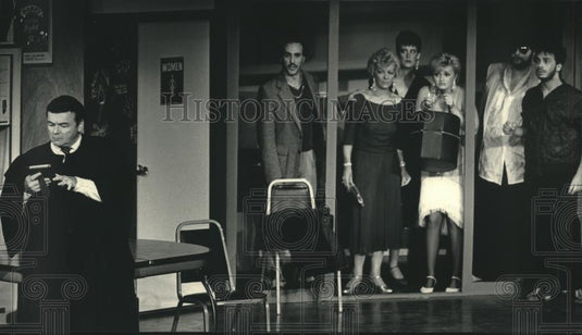 1987 Press Photo Frederick Lanzi and actors in Milwaukee play "Who Killed Judy?" - Historic Images