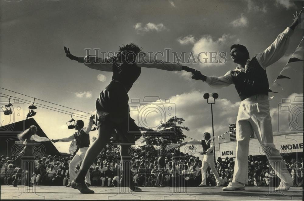 1987 Press Photo The Vagabonds Dance Group In Dance Competition At Polish Fest - Historic Images