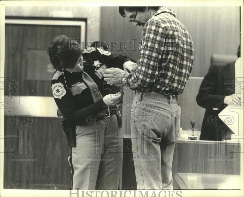 1982 Press Photo Deputy Pat Kattner removed handcuffs, Waukesha, Wisconsin - Historic Images