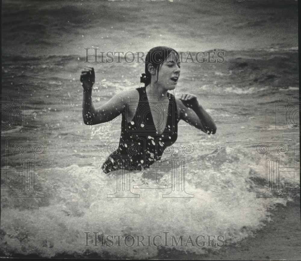 1976 Press Photo Milwaukee Polar Bear Club at annual dip, Bradford Beach - Historic Images