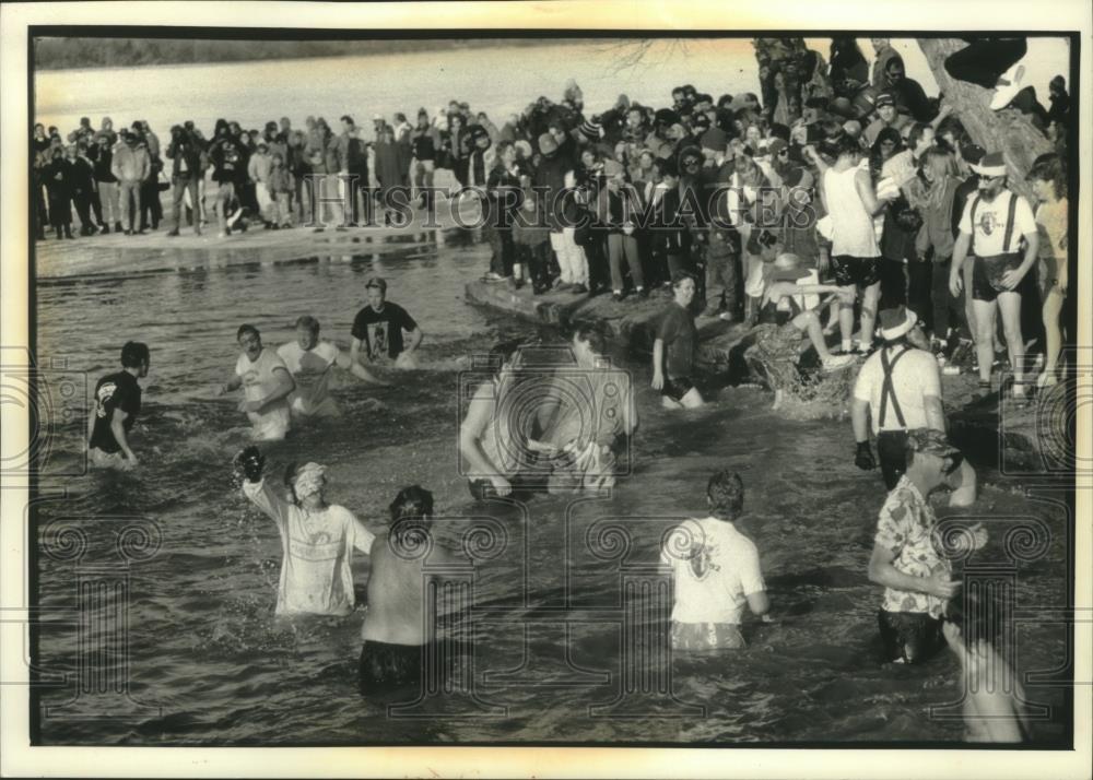 1993 Press Photo Polar Bear Club&#39;s Polar Bear Plunge swimmers in Wisconsin - Historic Images