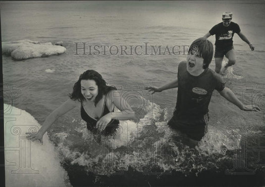 1986 Press Photo Milwaukee' Polar Bear Club members react to icy Bradford Beach - Historic Images