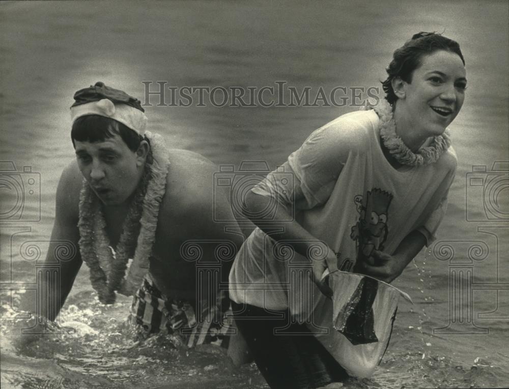 1992 Press Photo Mark and Rachelle Coomer at Lake Michigan New Year&#39;s Swim - Historic Images