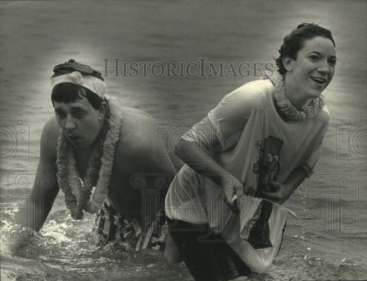 1992 Press Photo Mark and Rachelle Coomer at Lake Michigan New Year's Swim - Historic Images