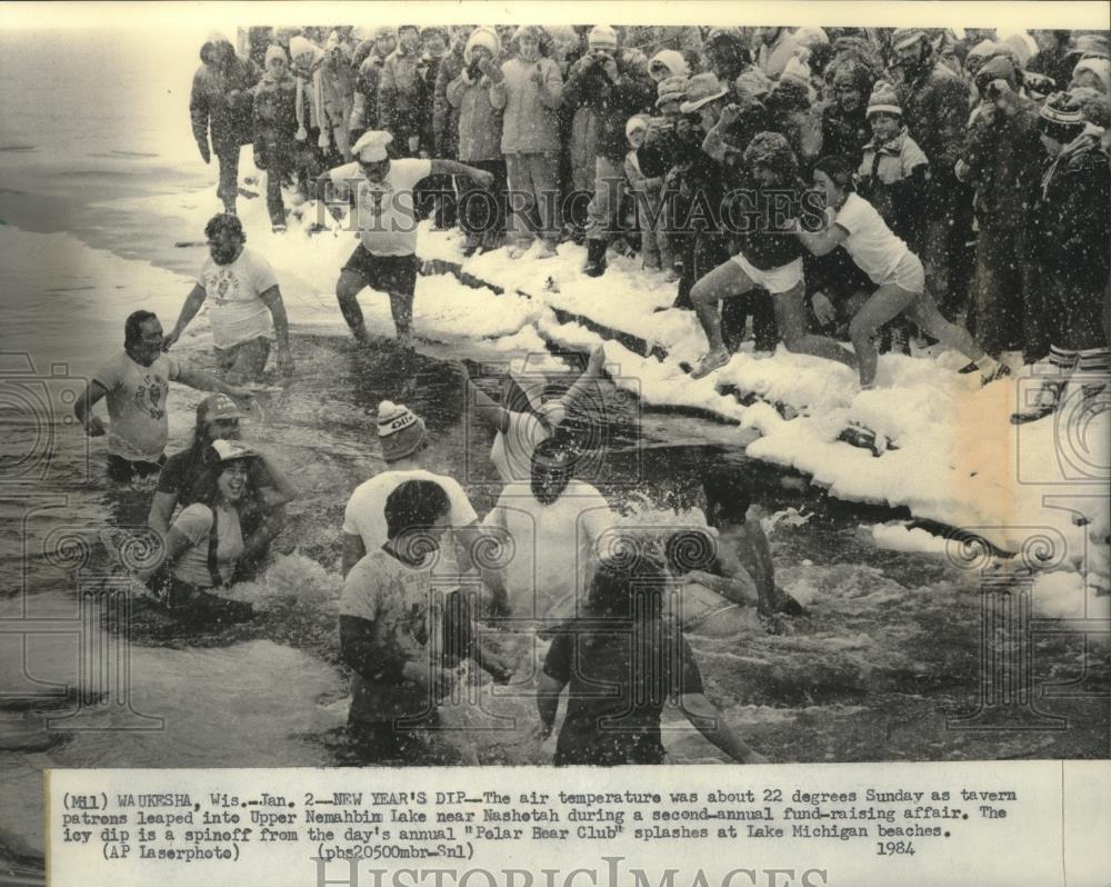 1984 Press Photo Channel Inn Polar Bear Club Members swim in Nemahbin Lake - Historic Images