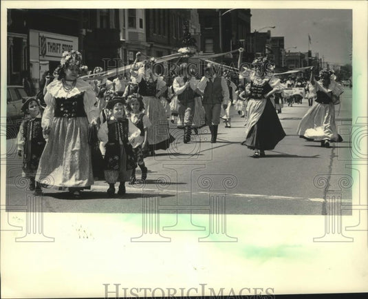 1984 Press Photo Marian Hansen at parade for Polish Constitution Day, Milwaukee - Historic Images