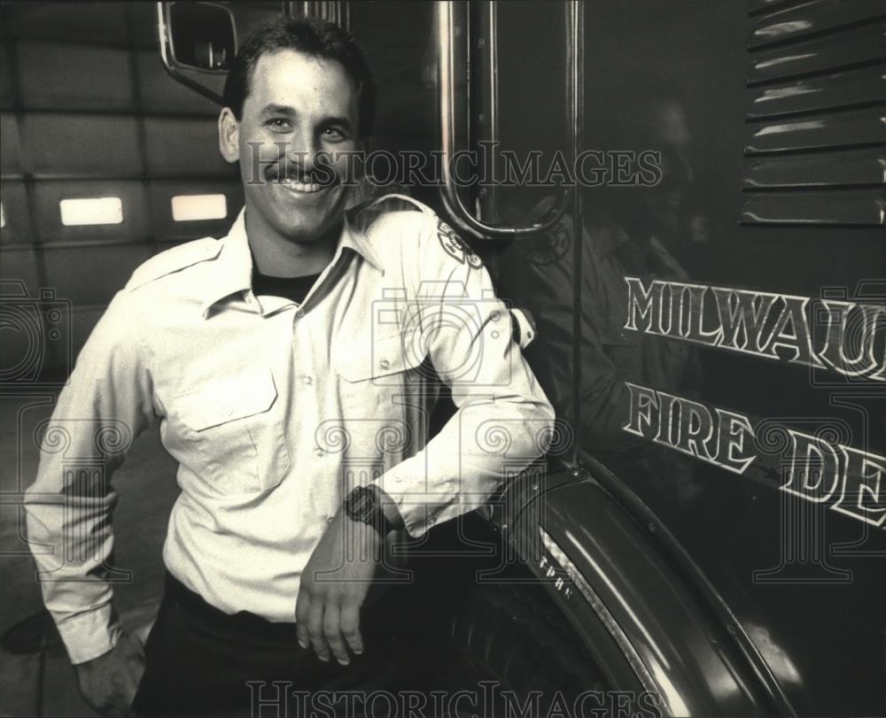 1991 Press Photo Firefighter Paul B. Polaske received Fire Service Award - Historic Images