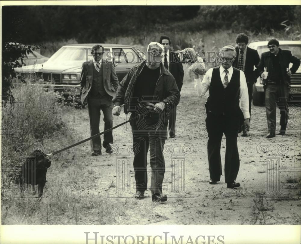 1979 Press Photo Bloodhound searches for Stephanie R. Peterson - mjb91476 - Historic Images