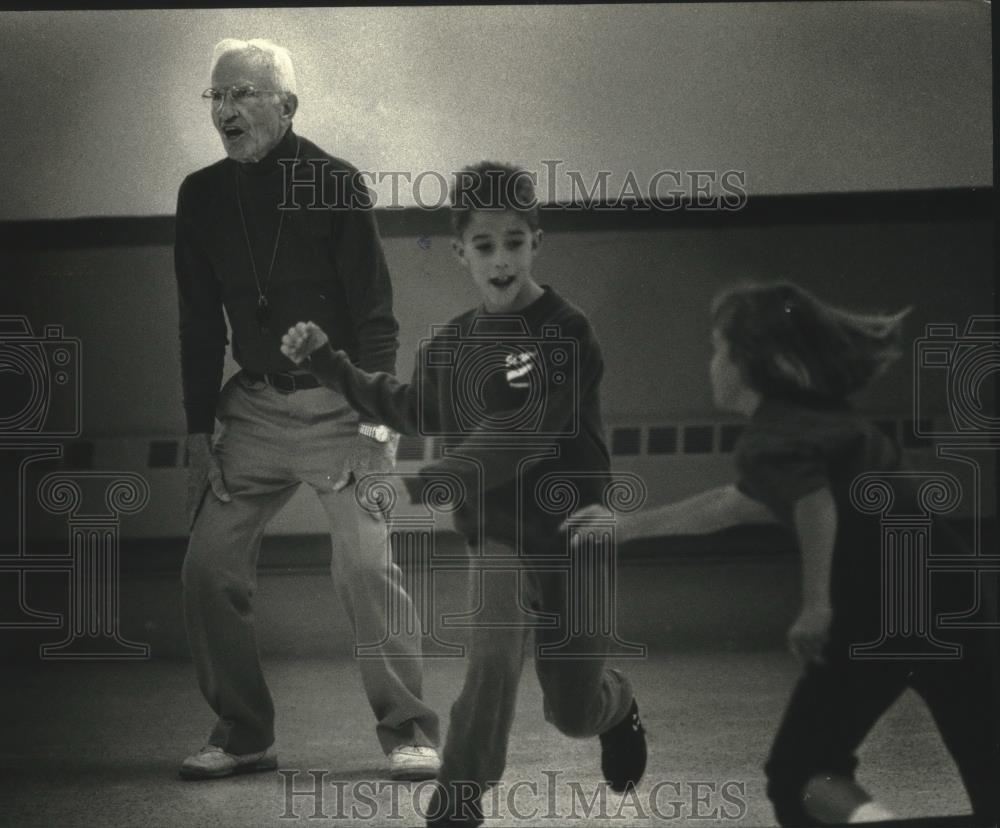 1990 Press Photo Teacher Don Joynt - St. Mary&#39;s Catholic School, Menomonee Fall - Historic Images