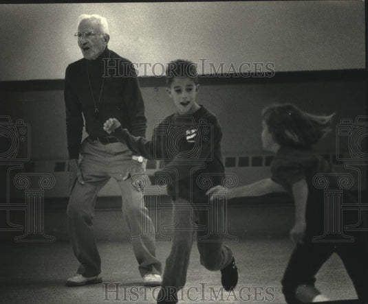 1990 Press Photo Teacher Don Joynt - St. Mary's Catholic School, Menomonee Fall - Historic Images