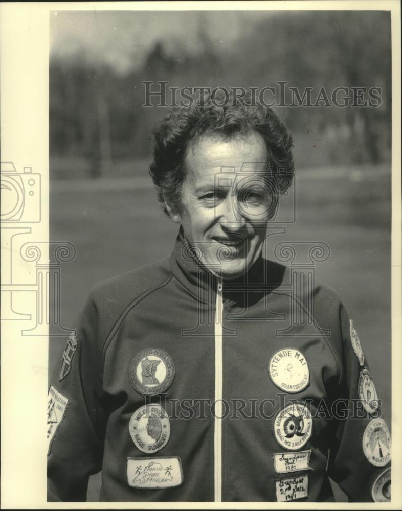 1983 Press Photo Race Running Enthusiast &amp; Promoter Carlyle Sherstad, Grantsburg - Historic Images