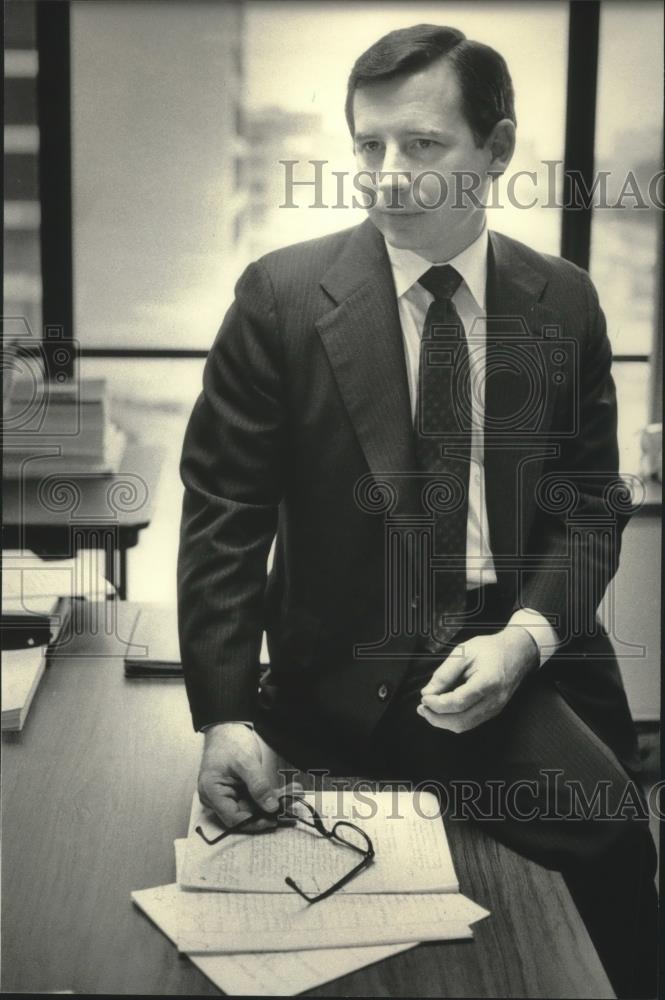 1989 Press Photo Milwaukee executive Joe Poche rescued executives in Iran - Historic Images