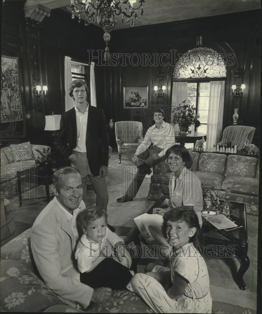 1982 Press Photo Oliver Plunkett with several of his children at Shorewood home - Historic Images