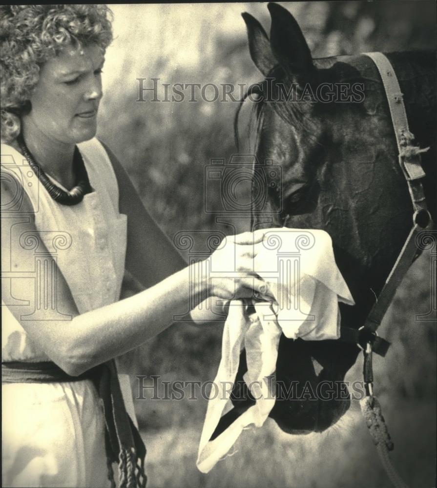 1986 Press Photo Carrie Flynn of Brown Deer applying ice pack to head of horse. - Historic Images