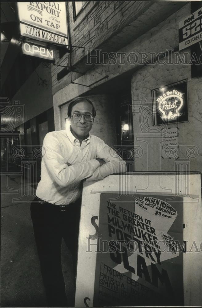 1988 Press Photo Ron Gillette is the Bert Parks of the Slam in Milwaukee - Historic Images