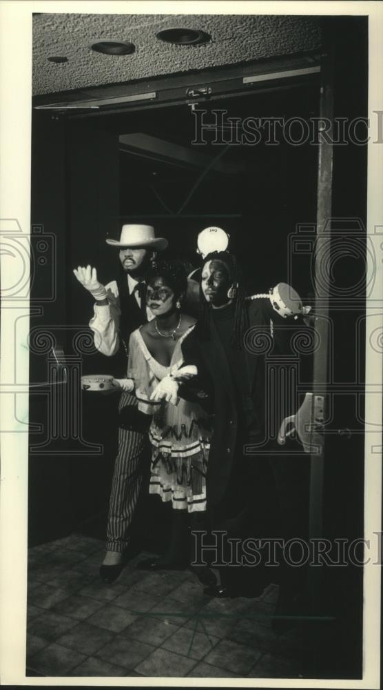 1988 Press Photo Performers with the Hansberry-Sands Theater in Milwaukee - Historic Images