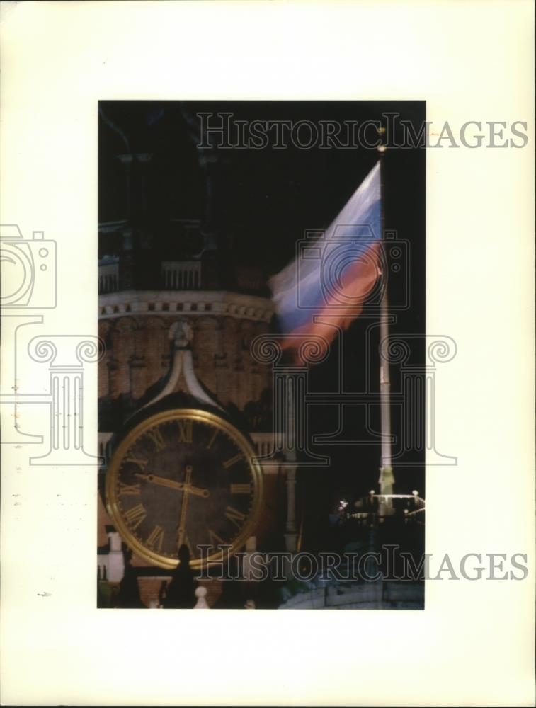 1991 Press Photo The Russian flag flies over the Kremlin - mjb91721 - Historic Images