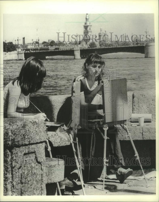 1982 Press Photo Art students painted along Neva River, Leningrad Russia - Historic Images